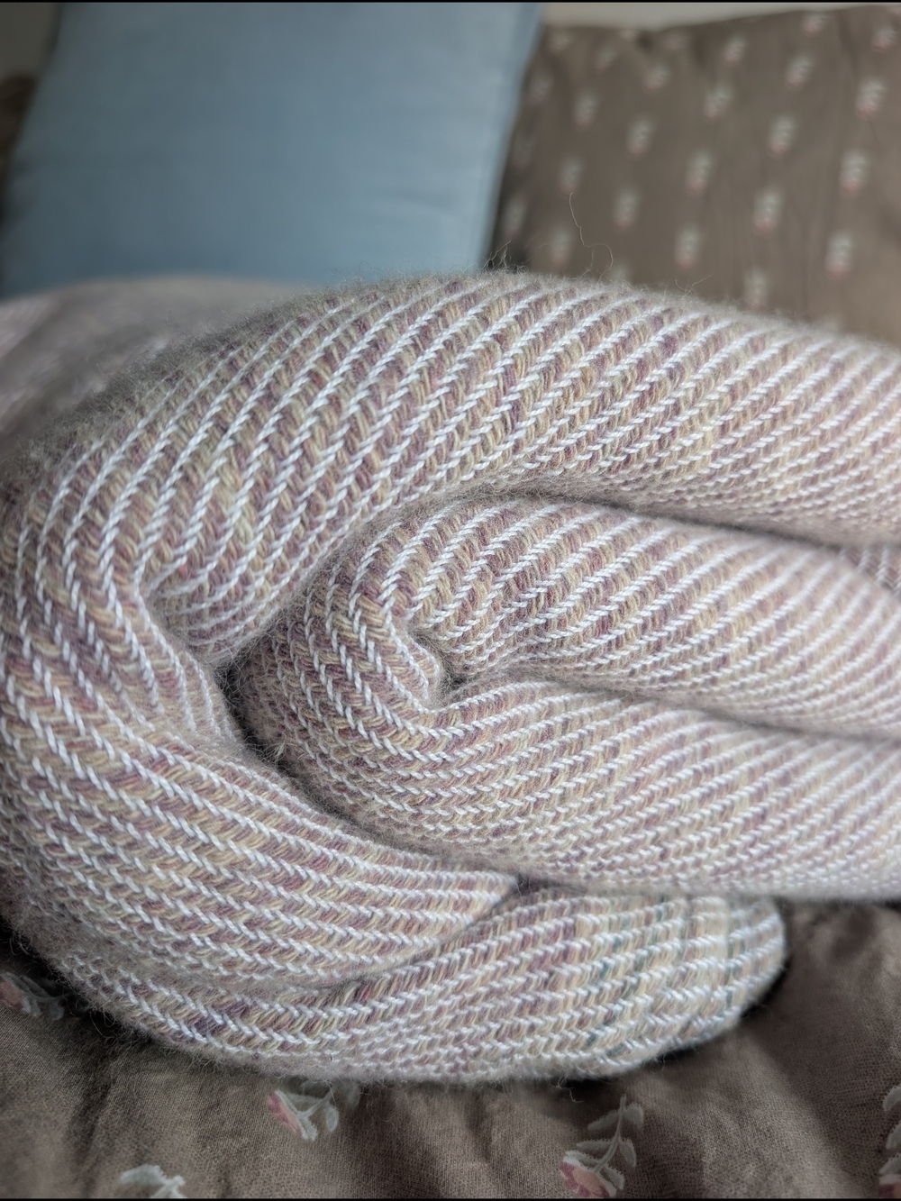 Cozy Synthetic Woven Throw Blanket in Pale Purple and Cream